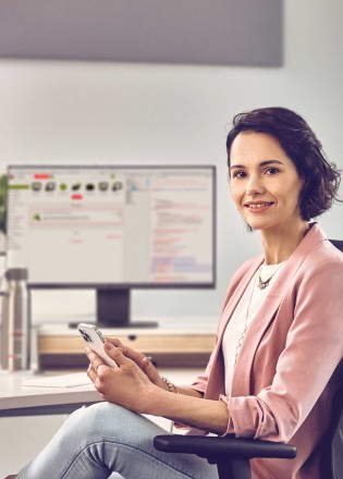 Mitarbeiterin im Büro