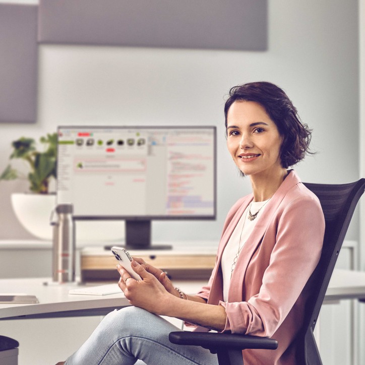 Mitarbeiterin im Büro