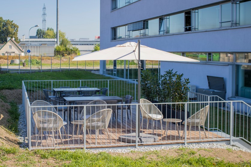 Terrasse vor dem SPAR ICS Gebäude Salzburg