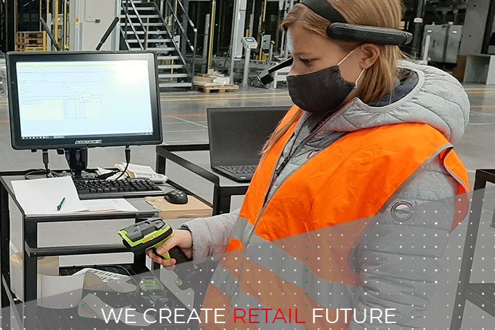 Mitarbeiterin mit Datenbrille