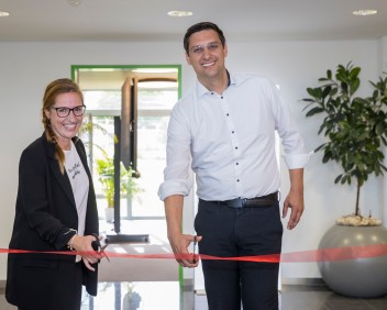 rotes Band wird durchgeschnitten
