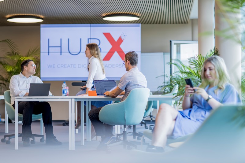 Mitarbeitende arbeiten im HubX