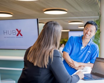 Kolleg:innen unterhalten sich im HubX