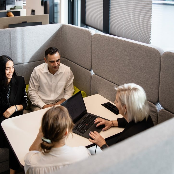 Hub B Opening Mitarbeiter arbeiten gemeinsam