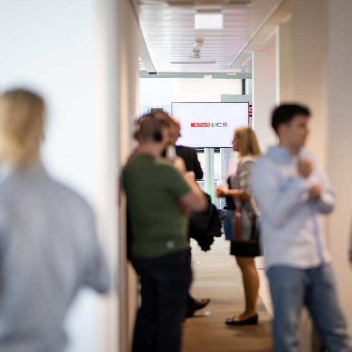 Hub B Opening Flur mit Menschen
