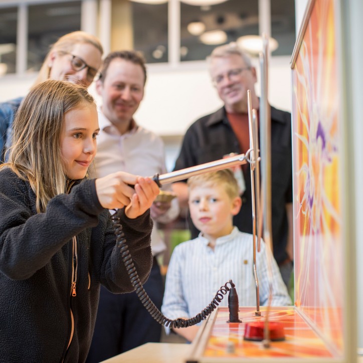 Kinder beim heißen Draht
