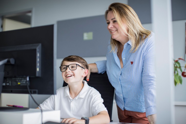 Kinder erkunden das Büro